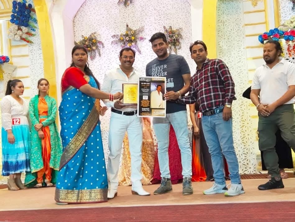 Mukesh Kumar receiving honor